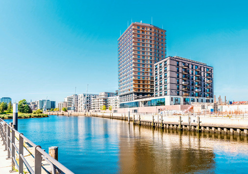 Als weithin sichtbares Symbol für nachhaltige Architektur prägt das Roots die Skyline der Hamburger HafenCity. Durch die Verwendung von Holz als Haupt­baumaterial verbindet es moderne Architektur mit einer naturnahen ­Optik.