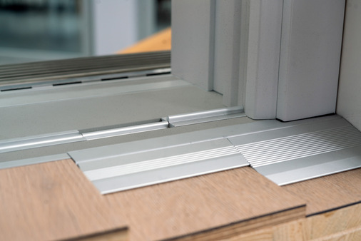 Die intelligent konstruierte Bodenschwelle hat einen nur 25 mm hohen Grundkörper und wird als Nullschwelle verbaut. Eine zukunftssichere, förderfähige Lösung für Planer, die sowohl ästhetische Qualität als auch restliche Vorgaben im Blick haben.