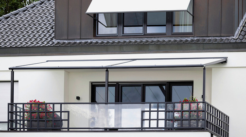 Gleich auf mehreren Ebenen des Hauses haben die Bewohner die Option, viel Zeit im Freien bei kühleren Temperaturen und wohnlicher Atmosphäre zu verbringen.