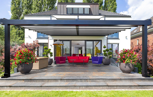 Die Produkte wurden harmonisch auf die Architektur des Hauses, das ­Außengelände und dessen Farbbild abgestimmt.