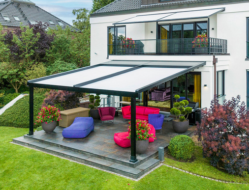 Die Eigentümer einer Villa im Hamburger Norden ließen ihr Haus für eine ­angenehme Wohnatmosphäre im Sommer mit Markisen von markilux ausstatten.