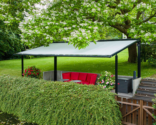 Der  direkt an der Alster gelegenen Sitzplatz im Garten der Villa wurde mit einer freistehenden pergola classic ebenfalls vor Sonne geschützt.