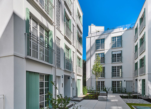 Die speziell entwickelten, bodentiefen Faltschiebeläden knüpfen als prägendes Element der Hoffassade an.