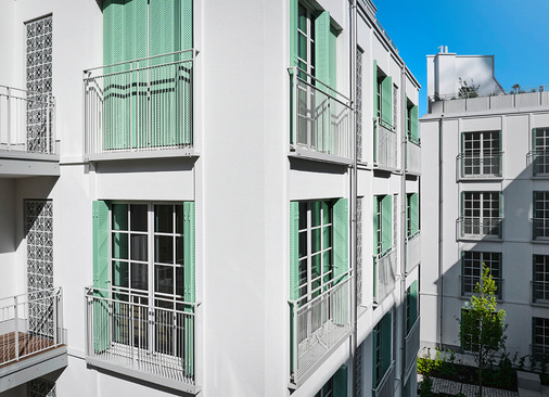 Ob die einladenden Patios der Erdgeschoss-Maisonetten oder die großzügigen Dachterrassen und -gärten der Dachgeschosswohnungen – elegante Freibereiche schaffen fließende Übergänge zwischen drinnen und draußen.