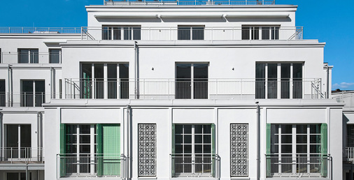 Die markanten Stahl-Sprossenfenster dienen als Reminiszenz an die charakteristischen Atelierfenster, die einst die Nordfassaden der Dachgeschosse in der Maxvorstadt prägten.