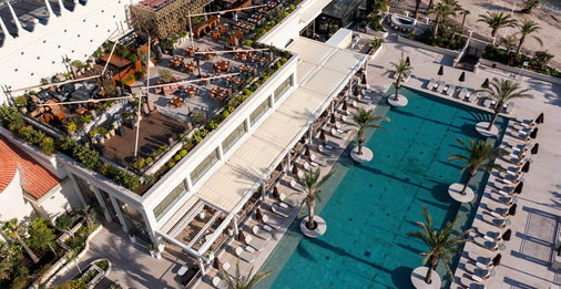 Die Steuerung erfolgt über ein integriertes Motorsystem, wobei jedes auf der Terrasse installierte Segel unabhängig voneinander betrieben werden kann.