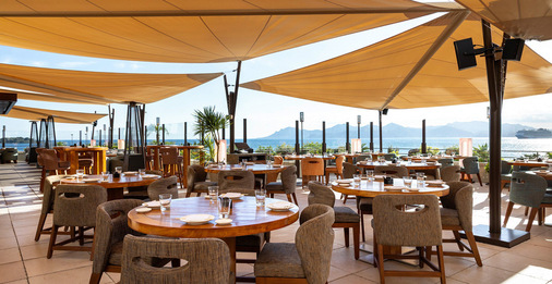 Für das Projekt in Cannes wurde der Stoff Tempotest Starlight beschichtet 6090/200 in Sandfarbe gewählt, um den Schutz vor Sonneneinstrahlung zu erhöhen.