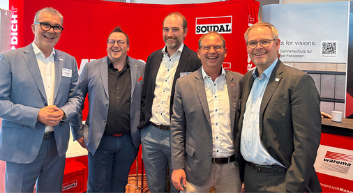 Freuen sich auch über den Besuch der VFF-Führung: Die Soudal-Mannschaft in Berlin