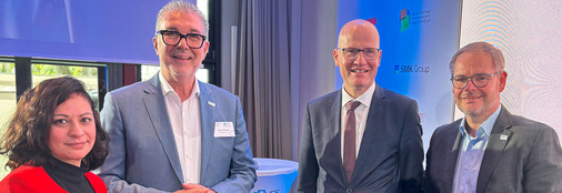 Stehen für einen perfekten Verlauf des VFF-Kongresses: Pantea Khaledpour, Helmut Meeth, Gast Ralph Brinkhaus und Frank Lange.