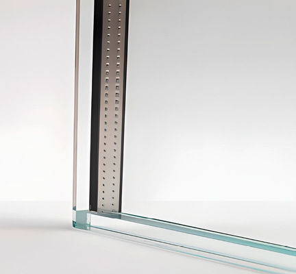 Die transparenten Glaskanten bieten eine zuver­lässige Gasabdichtung. Die Feuchtigkeitsbeständig ist auch im Verbund mit herkömmlichen Spacern gegeben (haben letztere einen Trockenmittelzusatz, schließt dies ein Anlaufen durch Kondensation aus).