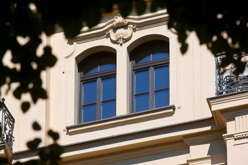 Mit Scheibenstärken bis 32 mm erzielt bereits das Holz-Denkmal-fenster HDF Stil 68, die kostengünstigste Ausführung, hervorragende Wärme- und Schallschutzwerte.