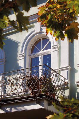 Anhand der großen Auswahl an stilgetreuen Zierprofilen und Kapi-tellen ist es möglich, ein modernes Fenster dem historischen Vorbild anzugleichen.