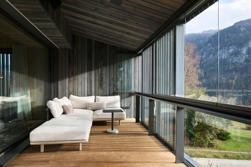 Die 3 m tiefe Loggia dient als Klimapuffer, wobei das Raumklima durch das Öffnen und Schließen der Schiebefenster innen und Schiebe-Dreh-Elemente außen individuell gesteuert wird.