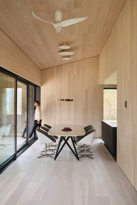 Im Obergeschoss gehen Wohn-, Ess- und Küchenbereich nahtlos ineinander über. Lichtdurchflutet ist der Raum durch große cero Schiebefenster auf der Ost-, West- und Südseite.