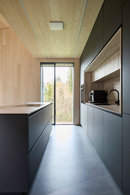 Im offenen Küchenbereich wird die Abendsonne über ein cero Schiebefenster eingefangen, das zum Öffnen in eine Wandtasche einfährt.