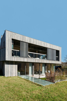 Die ungedämmte Sekundärfassade in der Loggia wird geöffnet, indem die Glaselemente um 90 Grad gedreht, zur Seite geschoben und als dezente Glaspakete seitlich geparkt werden.