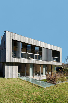 Die ungedämmte Sekundärfassade in der Loggia wird geöffnet, indem die Glaselemente um 90 Grad gedreht, zur Seite geschoben und als dezente Glaspakete seitlich geparkt werden.