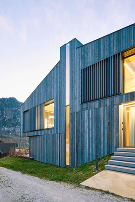 Im Masterbad taucht die 45 cm breite Lichtfuge den Raum von der Seite und von oben in stimmungsvolles Licht.