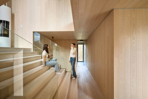 Die breiten Treppenläufe sind nach dem Konzept „Living Stair“ gestaltet und laden zum Sitzen und Verweilen ein.