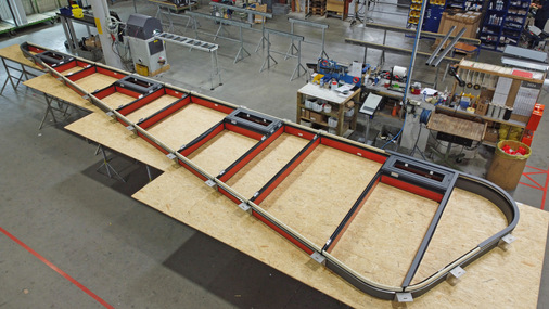 Das Fassadenelement wurde vorab in der Werkstatt von Foppe+Foppe komplett vormontiert.