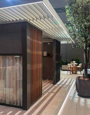 Bereits seit 2024 nimmt Renson auch am ­Salone del Mobile.Milano teil, um das Lamellendach Amani mit Partnern in dem hochwertigen Umfeld der weltweit bedeutendste Messen für ­Möbel, Interior Design und Wohnkultur zu präsentieren. Sie findet jährlich im Frühjahr auf dem Messegelände ­Fiera Milano Rho in Mailand statt und zieht Fach­publikum und Design­interessierte aus der ganzen Welt an.