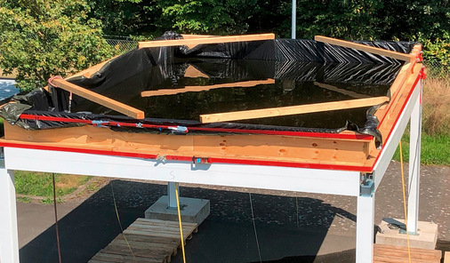 Bei der Schneelastprüfung wird mittels einer definierten Wassermenge nach Eurocode EN 1991-1-3 geprüft, ob die Struktur des Lamelledaches das geforderte Lastniveaus sicher aufnimmt, und das auch bei geöffneten Lamellen.