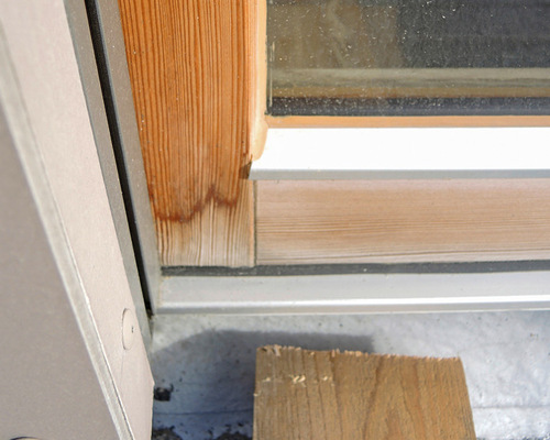 Wenn unbehandelte Lärchenfenster bedenkenlos eingesetzt werden: Stockflecken können die Folge sein.