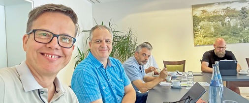 GW-Chefredakteur Daniel Mund trifft im Oberflächen-Seminar auf Stefan Gaiser (2.v.l.) von Gargiulo.