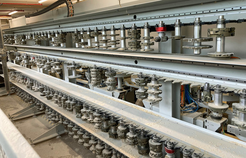 Blick auf einen Teil des Werkzeugwechslers mit 660 Werkzeugplätzen und automatischer Waschmaschine (zwischen beiden Magazinen) zur Reinigung der Werkzeuge.