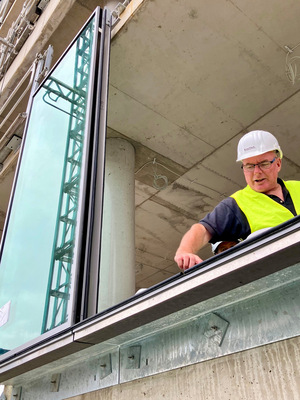 Auf diesem Bild ist gut erkennbar, wie mit INSUFOX Schwachstellen in der Fassade vermieden werden. Im vorliegenden Objekt spielte die Profiltechnologie von GARGIULO durchaus eine Rolle, die geforderte energetische Gesamtperformance zu erreichen.