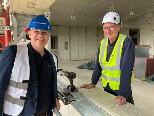 Trotz des in solchen Bauvorhaben engen Zeitkorsetts stellt sich Obermonteur Ewald Schmidt (re., Feldhaus Fenster + Fassaden GmbH & Co. KG) an der Seite von GARGIULO Vertriebsleiter Marcus Müller für die INSUFOX Dokumentation und die mehrstündigen Dreharbeiten zur Verfügung.