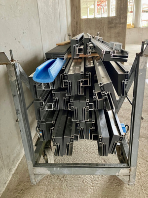 Witterungsgeschützt gelagert, sind die INSUFOX Fensteranschlussprofile, ab Werk objektspezifisch konfiguriert, für den Einbau auf der Baustelle vorbereitet.