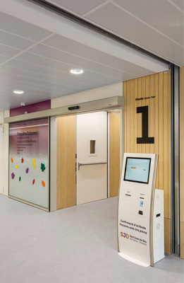 Die Türsysteme von Geze sind präzise auf Nutzung, Hygieneanforderungen und architektonische Wirkung im jeweiligen Krankenhausbereich abgestimmt.