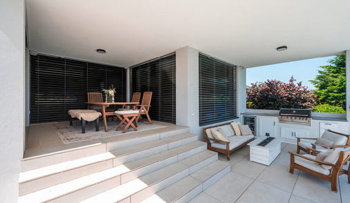 Mithilfe der präzisen Einstellung des Lamellenwinkels kann je nach Tageszeit und Sonnenstand die optimale Stellung gewählt werden – von vollständiger Verdunkelung für die Mittagsruhe bis hin zur perfekten Lichtlenkung.