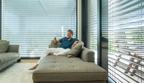 Als Profisportler auf höchstem Niveau hat Brian Lebler besondere Anforderungen an seine eigenen vier Wände. Alle Fenster des Hauses wurden deshalb mit Verbundraff­storen RA90 ausgestattet.