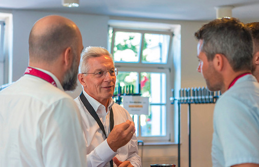 Gottfried Brunbauer (Mitte), der CEO von Lisec, im Austausch mit den Teilnehmern