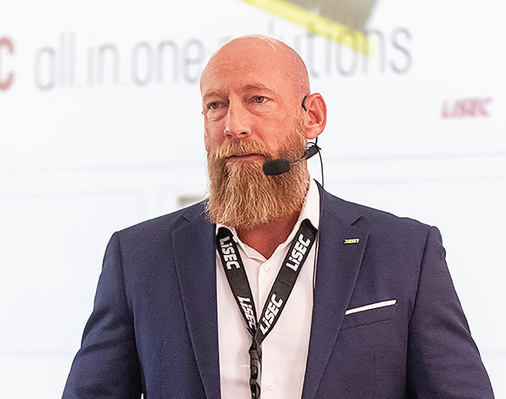 Michael Palmanshofer beim Vortrag zur Anlagenplanung in der Flachglasindustrie