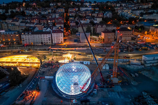 Neben dieser Konstruktion hat seele zudem noch 27 gläserne Lichtaugen für das Dach des neuen Stuttgarter Hauptbahnhofs erstellt.
