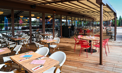 Um die vielen Sitzplätze der Gastromeile im Freien vor Sonne zu schützen, erhielt die Terrasse eine große Markisenanlage.