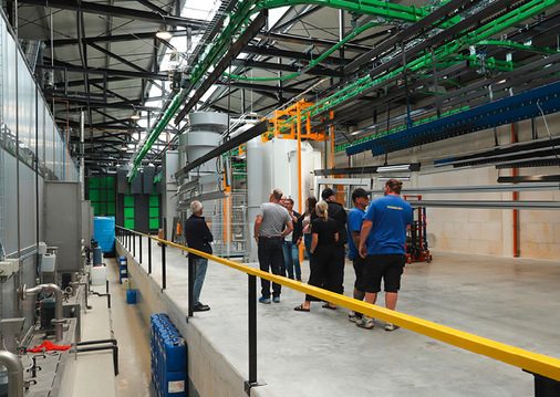 Die Teilnehmer des Events wurden in drei Gruppen durch die neue Pulverbeschictung geführt, die sich auf knapp 1200 m2  erstreckt.