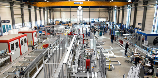 Die Auftragsbücher sind voll, das Unternehmen ist bis Mitte 2026 ausgelastet. Und dennoch musste ein Insolvenz­antrag gestellt werden. Als Hauptgrund werden Finanzierungsprobleme genannt, die durch Weiterverkäufe im Private-Equity-Bereich entstanden sind.