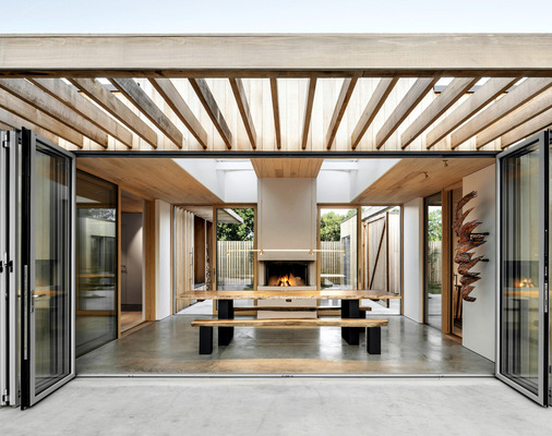 Die lichtdurchflutete „Orangerie“ ist der Lieblingsraum des Bauherrenpaars – ­unter anderem, weil sie sich dank großer Glas-Faltwände flexibel an die Witterung anpassen lässt und je nach Bedarf geöffnet oder geschlossen werden kann.