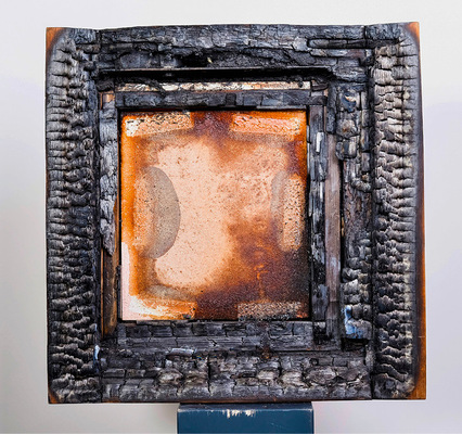 Brandschutz mit Holzfenstern? Holz verhält sich im Brandfall berechenbar: Es bildet eine schützende Kohle­schicht, …