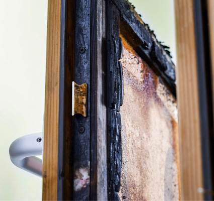 … die den darunterliegenden Kern isoliert. In ­Verbindung mit speziellen Einlagen und Gläsern ­erreicht man so hohe Feuerwiderstandsklassen.