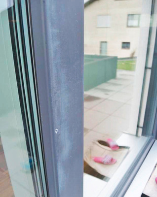 Schaden durch falsche Reinigung mit Lösemittel, hier Nitroverdünnung auf anthrazitgrauer Folie