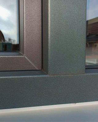 Blauverfärbung an Anthrazit oder DB 703 Folien ist ein Herstellungsfehler.