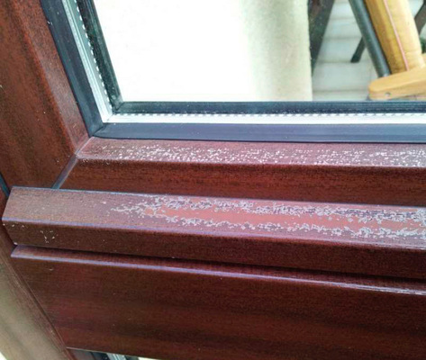 Beginnende UV-Schäden. ­Abplatzungen der Klarlackschicht