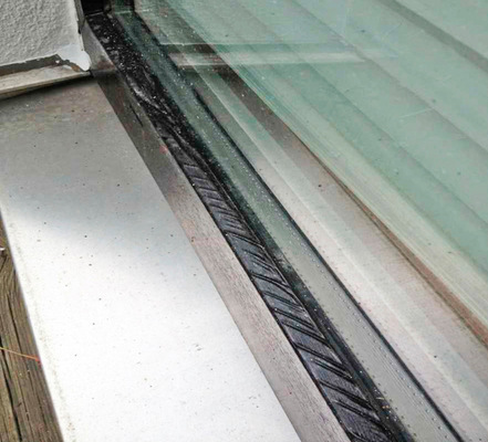 Folienverschub an einer ­Südseite, beginnend am ­Glasfalz, Anpressdruck der Scheibe zu hoch.