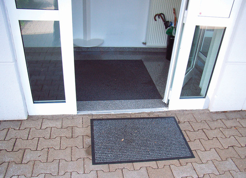 Aluminium-Haustür mit Filiformkorrosionsbefall: Oft steckt der Teufel im Detail – oder in der Fußmatte …