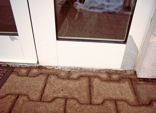 … diese Haustür wurde dauerhaft kontaminiert durch Salzwasseraustritt mit ­hohem Chloridanteil aus der Fußmatte.